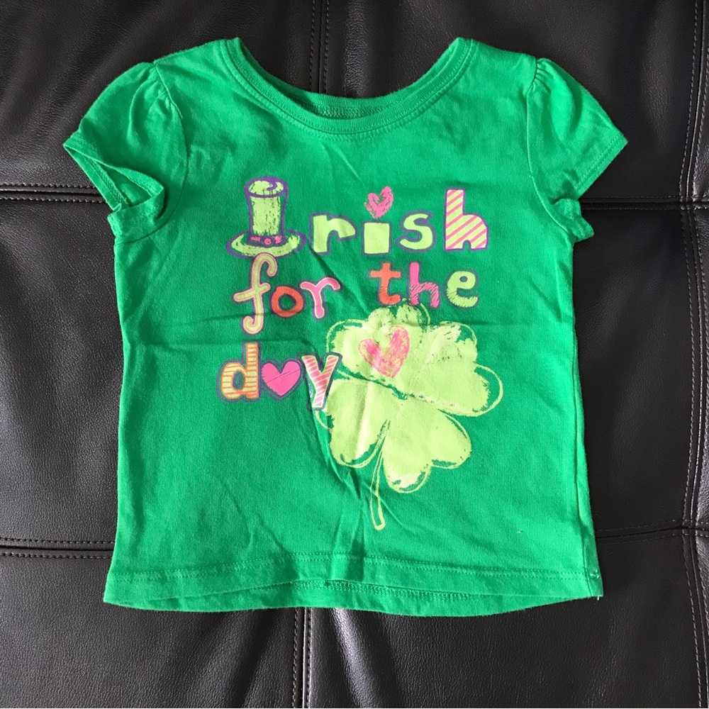 ☘️ short sleeve graphic tee size 2t ☘️